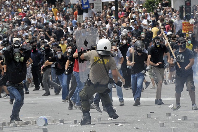 [Protestors-clash-with-rio-021%255B4%255D.jpg]