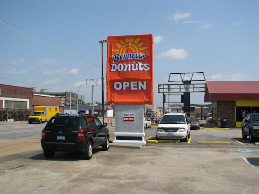 Bennett's Paradise Donuts on the northeast corner of 20th & Main, in Joplin. (Photo credit: Mike Smith)