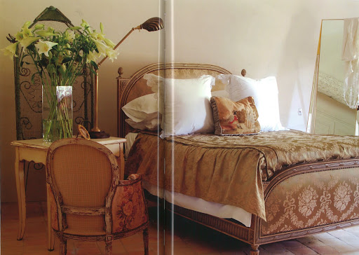 Her daughter Emily's bedroom. So simple and easy.