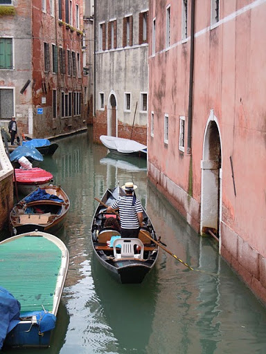 The gondolier is so emblematic of Venice.
(atreelinedstreet.com)