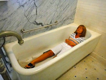 [13-marsha-in-tub%255B3%255D.jpg]