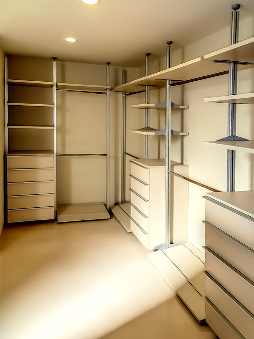 Vestidor status con cajoneras, alhajeros, entrepaños zapateras, basado en poste de aluminio en melamina color arena. marca Orbis home