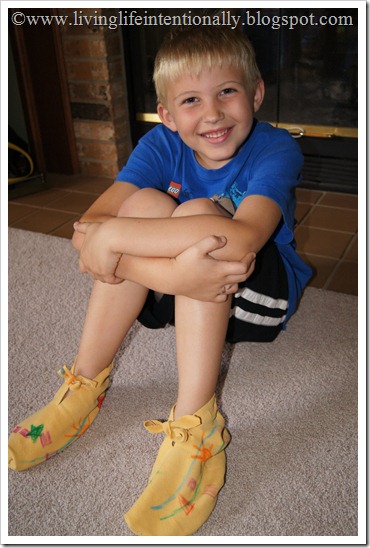 hands on homeschool history - how to make mocassins for kids hands on homeschool history - how to make mocassins for kids
