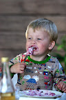 Midsommar 2010 - Viggo äter tårta...