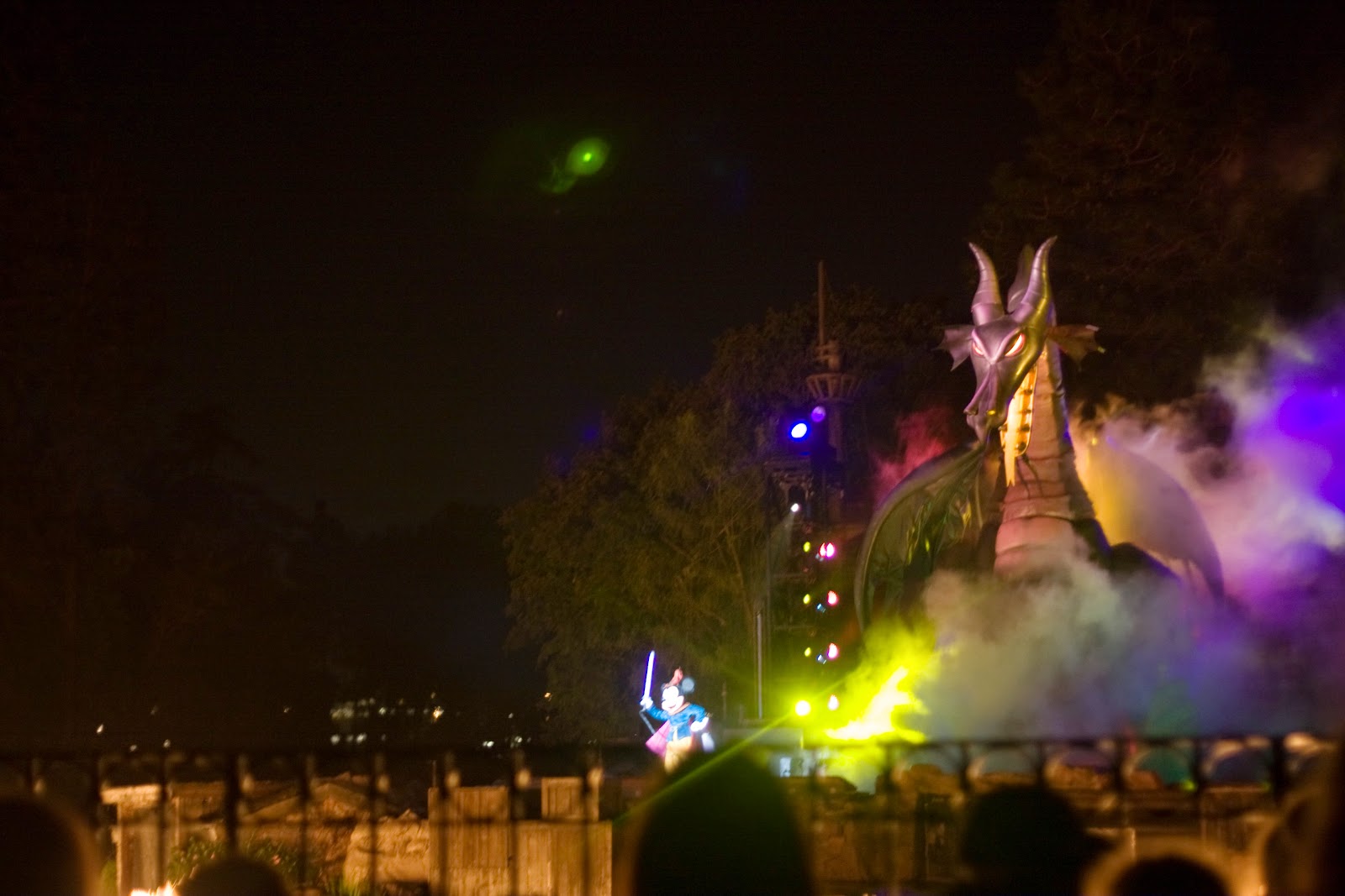 [fantasmic%2520mickey%2520fighting%2520dragon%255B4%255D.jpg]