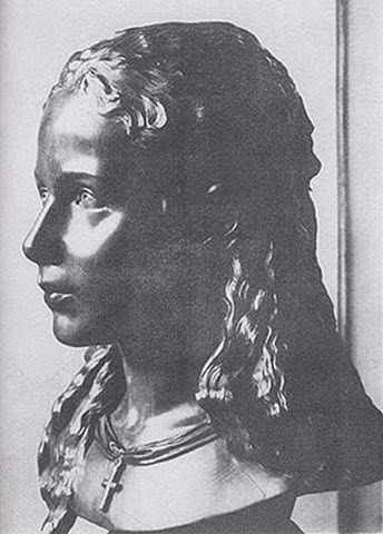 Busto de madera de Sisí a los 12 años. Busto de madera de Sisí a los 12 años.