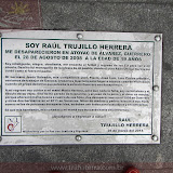Uma das placas de pessoas desaparecidas na calçada à entrada do Bosque de Chapultepec - Cidade do México