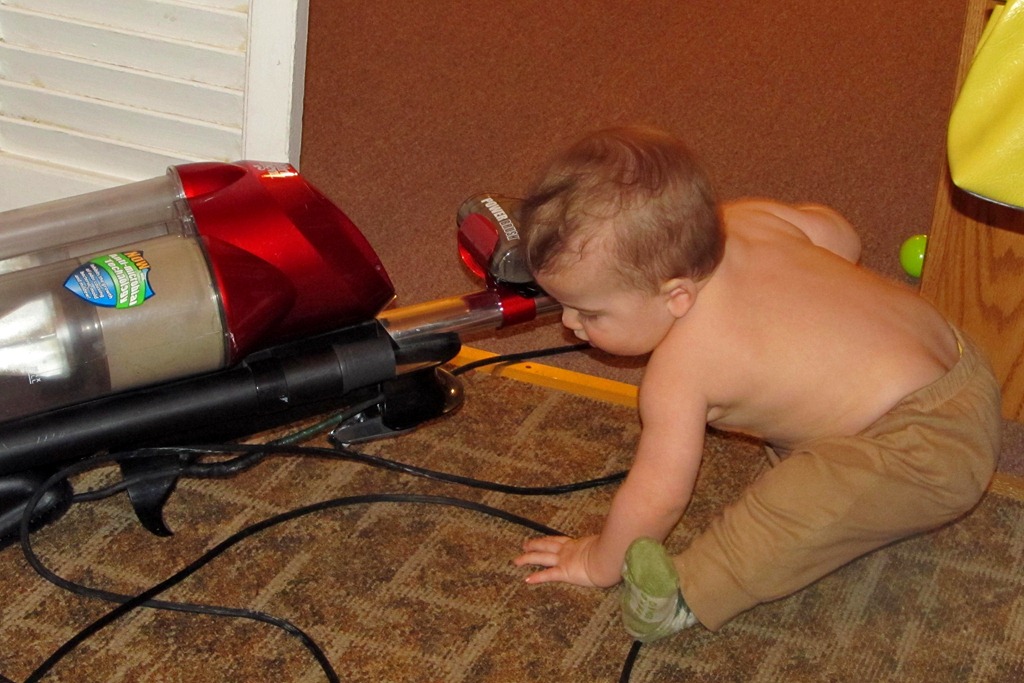 [Nolan%2520and%2520the%2520Vacuum_0002%255B5%255D.jpg]