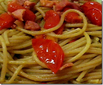 Spaghetti piccanti con pancetta e pomodorini 