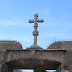 Detall d'una creu a l'entrada