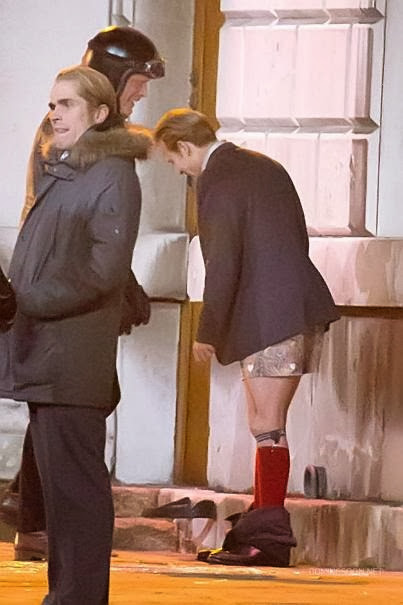 Johnny Depp bokszerben és térdig érő zokniban a Mortdecai forgatásán 04 Johnny Depp bokszerben és térdig érő zokniban a Mortdecai forgatásán 04