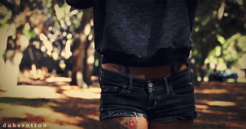 [gata-tatuada-bermuda-jeans%255B3%255D.gif]