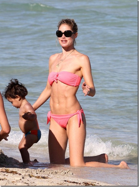 Doutzen dotes son sand iLDTCf7MO5ul