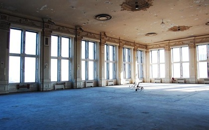 abandoned-crystal-ball-room-on-the-top-floor-of-the-king-edward-hotel-downtown-toronto-798x500