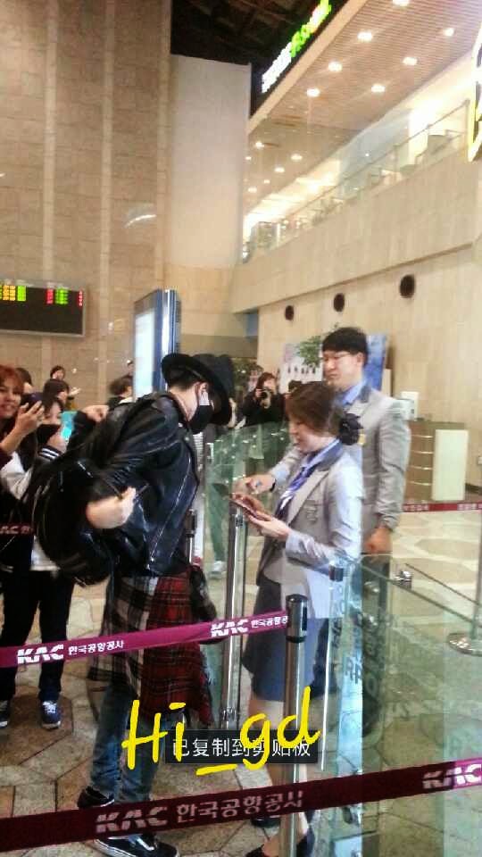 Big Bang - Gimpo Airport - 02may2014 - G-Dragon - Fan - Hi GD - 03.jpg