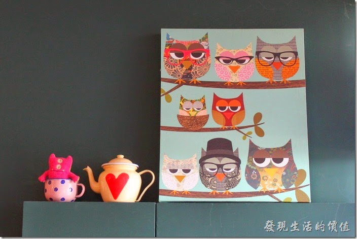台南-PS-Cafe-Brunch。二樓書架上方的這幅「貓頭鷹」圖畫吸引了老婆的目光，還有帶著眼鏡的老學究呢！