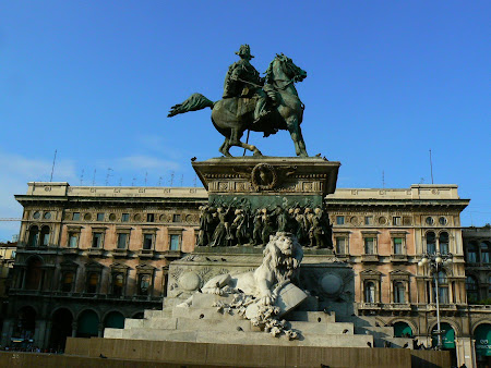 Things to do in Milan: visit Piazza Duomo