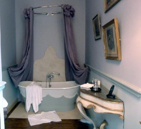 [bathtub-in-our-room-at%255B4%255D.jpg]