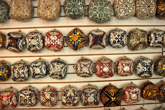 Urumqi - Grand Bazar, Chapeau traditionnel Ouigour