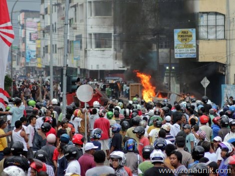 [kerusuhan-ambon-11-september-2011%255B3%255D.jpg]