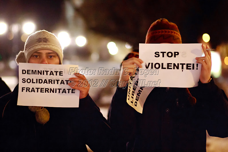 Aproximativ 300 de tirgumureseni protesteaza impotriva presedintelui Traian Basescu, a prim-ministrului Emil Boc si a guvernului României in centrul municipiului Tirgu Mures duminica 15 ianuarie 2012
