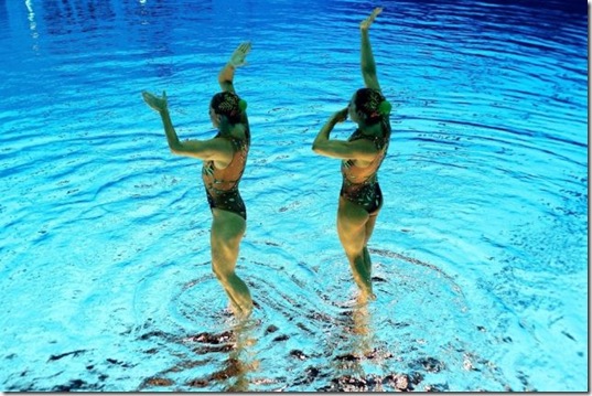 synchronized-swimmers-underwater-8