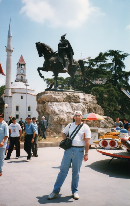 Statuia lui Skanderbeg in Tirana Obiective turistice Albania: Statuia lui Skanderbeg in Tirana.