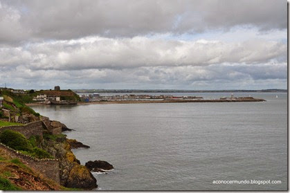 Costa norte de Dublin. Vista del Puerto de Howth y Torre Martello desde  Balscadden Rd -  DSC_0501