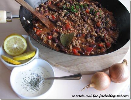 Chili con carne - servim cu smantana si lamaie Chili con carne - servim cu smantana si lamaie