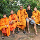 Ben au milieu de 4 moines qui se sont pris damitié pour nous. Leur tenue orange peut étonner au départ mais les moines asiatiques sont très abordables et très sympathiques.