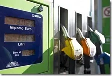 Prezzo dei carburanti alle stelle nonostante il crollo delle quotazioni del petrolio