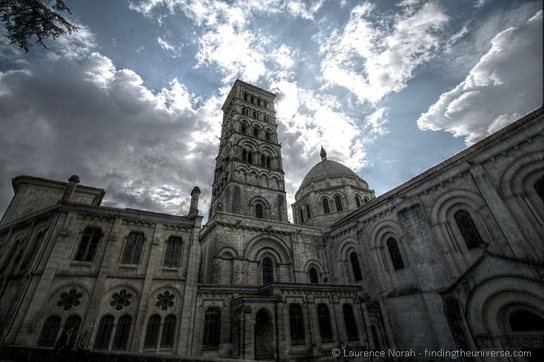 Angouleme Cathedral blue sky.png