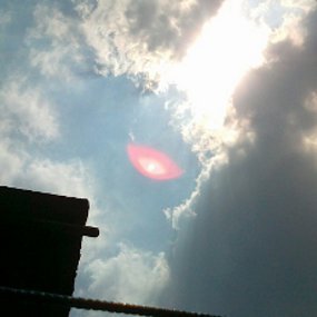 bola-mata-bercahaya-merah-muda-penampakkan-ufo-di-bandung-27-juni-2012