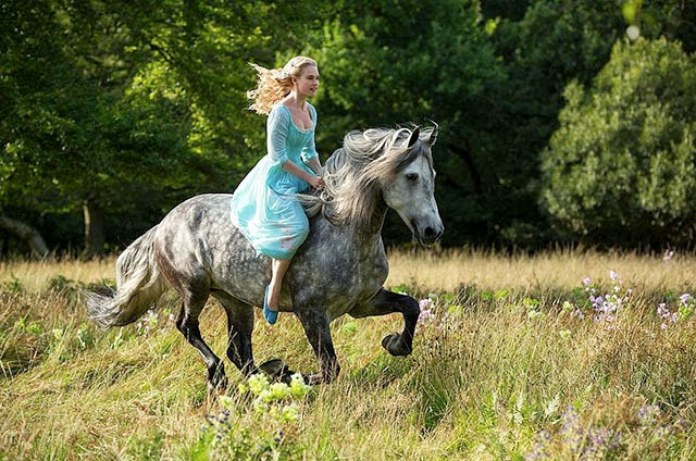 Lily James Hamupipőkeként lovagol az első hivatalos képen