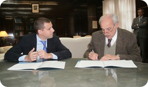 Juan Pablo de Jesús y Carlos Rosito en firma de convenio 