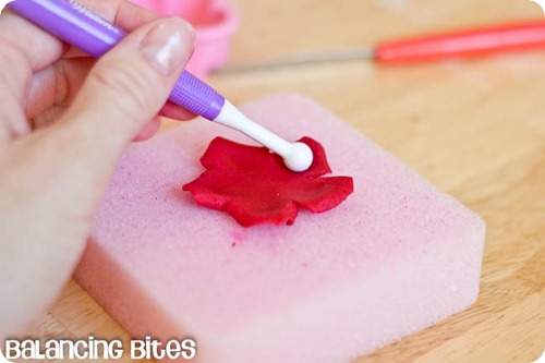 How to make small gumpaste roses (2)