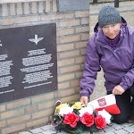 DSC00499.JPG - 26.05.2013. Driel - Polenplein - pomnik gen. Stanisława Sosabowskiego - pozostawiamy banderę