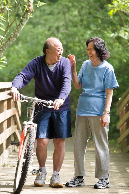 [older-oriental-couple-with-bike-smil.jpg]