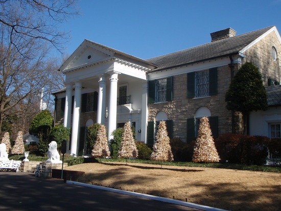 [1.1263332201.graceland-decorated-for-christmas%255B5%255D.jpg]