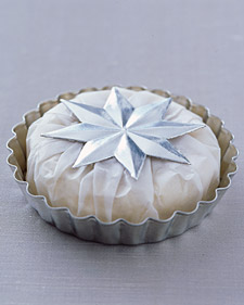 This is a beautiful way to present a cake.(marthastewartweddings.com)