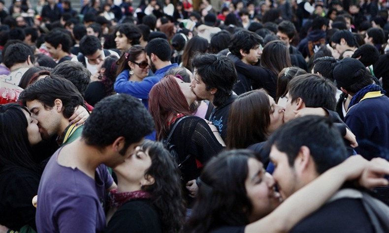 kissing-protest-2 kissing-protest-2