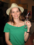 Juliana tomando uma Batida de Negresco
