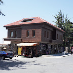 Κλασικό δείγμα κτιρίου στο Nesebar, όπου το ισόγειο έχει καλυφθεί από σουβενίρ για τους τουρίστες.
