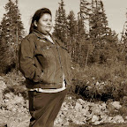 Marie-Jacqueline admire son Innu Assi ou territoire