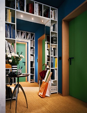 These built-in shelves surrounding the door frames are such a smart and useful design. I would love to try something like this in my new apartment - perhaps in the guest room/office space. (from apartmenttherapy.com)