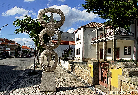Mêda - Glória Ishizaka - escultura na calçada 1