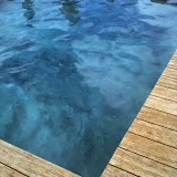 Modern pool terrasse en bambou fond béton teinté gris clair et gris foncéFlayosc Var