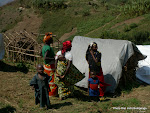 Des familles dans un camp de déplacés  à l’Est de la RDC, en janvier 2003. Photo Don John Bompengo