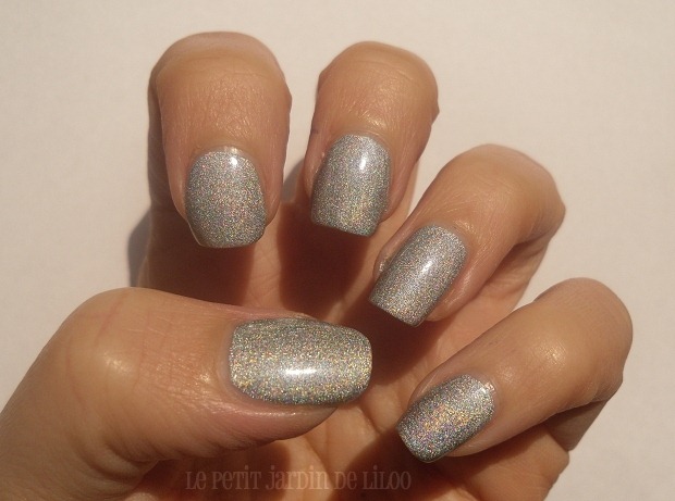 [03-17-cosmetics-holo-silver-nail-polish-review-swatch%255B4%255D.jpg]