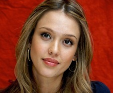 Jessica Alba asztronautának áll és mély titkokat rejteget